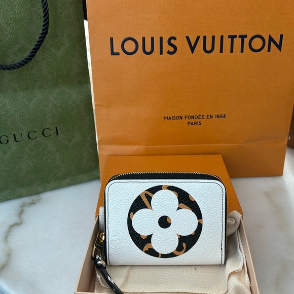 SOLD—-🔥NWT Louis Vuitton jungle coin purse - Picture 3 of 12